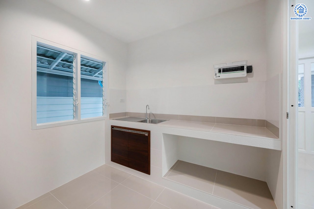 บ้านมือสองตกแต่งใหม่ โครงการ เพอร์เฟคเพลส รัตนาธิเบศร์-ไทรม้า รองรับความสุข บนเนื้อที่ 64.5 ตร.ว. พื้นที่ใช้สอย 190.43 ตร.ม. ฟังก์ชัน 3 ห้องนอน 3 ห้องน้ำ จอดรถได้ 2 คัน ทำเลเชื่อมต่อได้หลายเส้นทาง ติดถนนรัตนาธิเบศร์ และรถไฟฟ้าสายสีม่วง "สถานีบางรักน้อยท่าอิฐ"